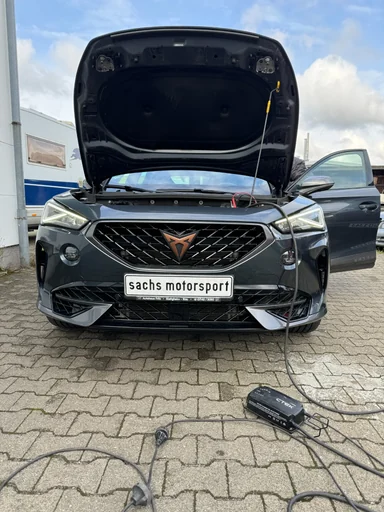 Cupra mit geöffneter Motorhaube bei Sachs Motorsport